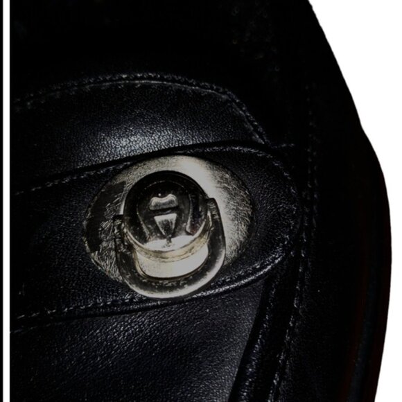 🏖️ETIENNE AIGNERE BLACK LEATHER PUMPS W STACKED HEEL & PEWTER LOGO - Picture 7 of 8